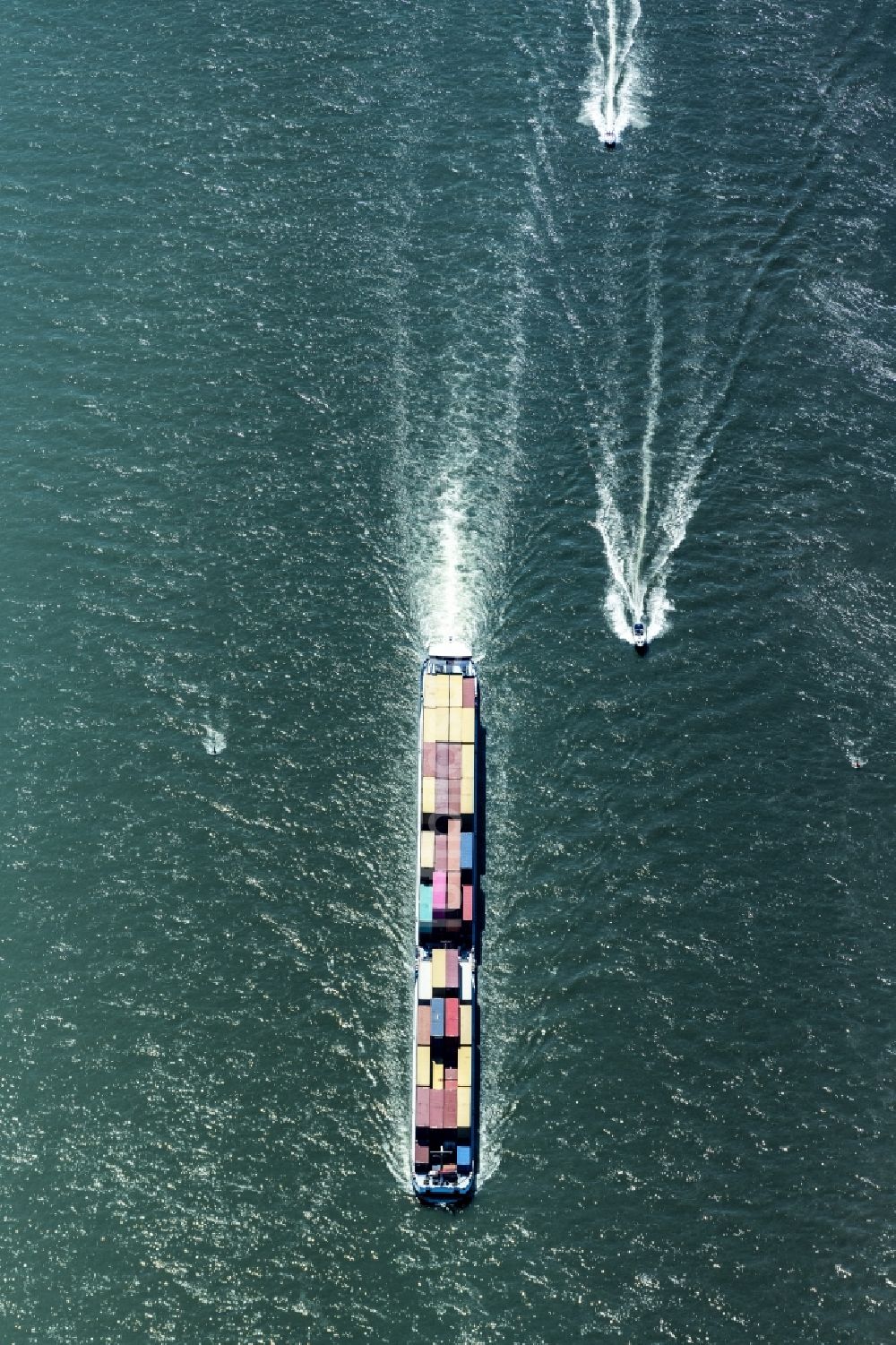Luftaufnahme Oestrich-Winkel - Fahrendes Containerschiff und ein Motorboot auf dem Rhein in Oestrich-Winkel im Bundesland Hessen, Deutschland