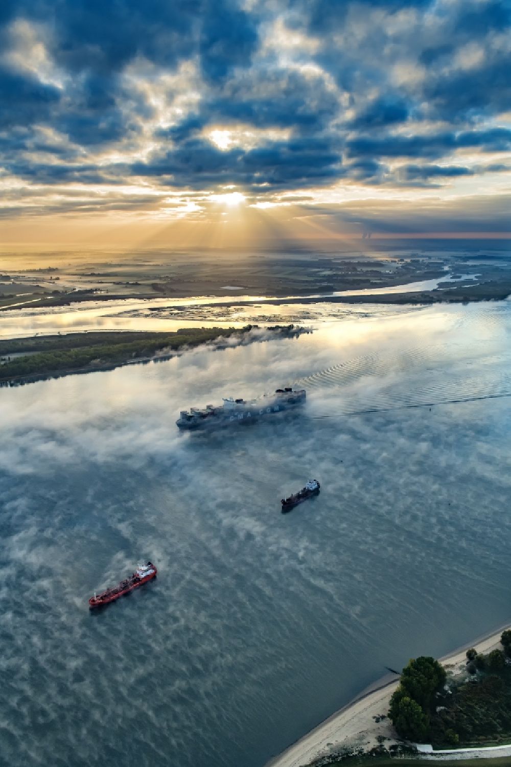 Drochtersen aus der Vogelperspektive: Fahrendes Containerschiff in einer Nebelschicht auf dem Elbe- Flußverlauf in Drochtersen im Bundesland Niedersachsen, Deutschland