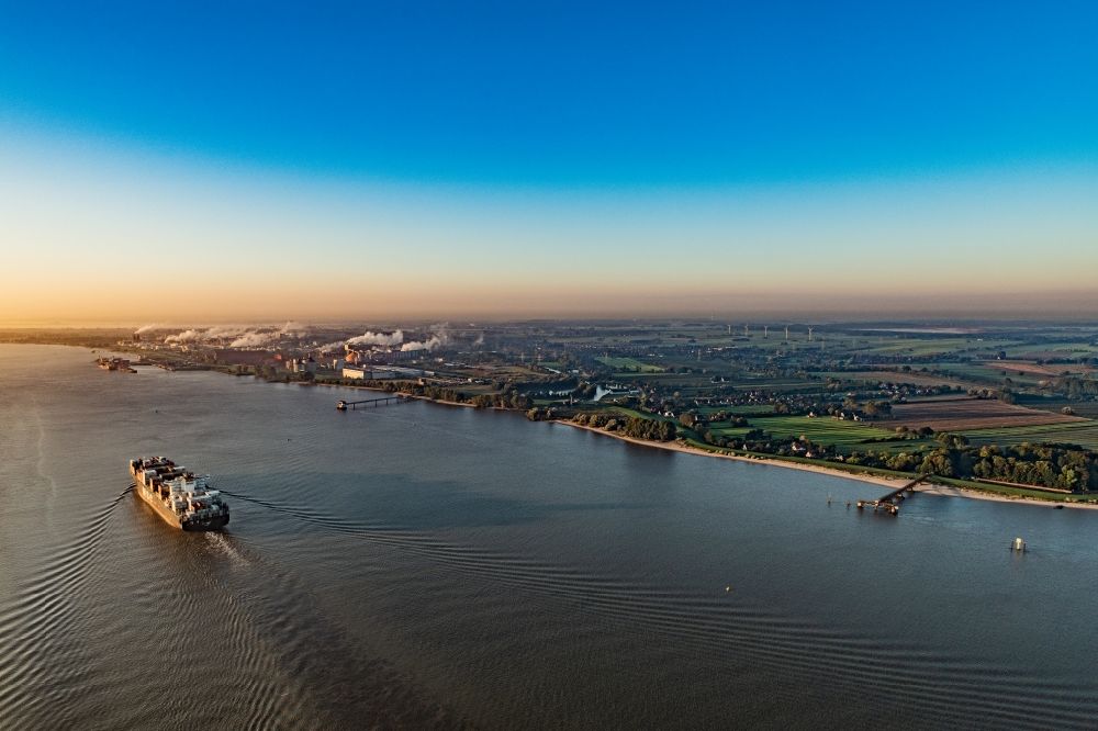 Luftbild Stade - Fahrendes Containerschiff in einer Nebelschicht auf dem Elbe- Flußverlauf in Drochtersen im Bundesland Niedersachsen, Deutschland