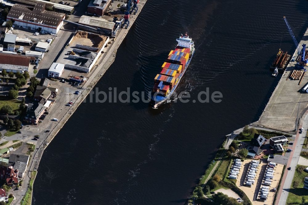 Luftaufnahme Rendsburg - Fahrendes Containerschiff auf dem Nord-Ostsee-Kanal in Rendsburg im Bundesland Schleswig-Holstein, Deutschland