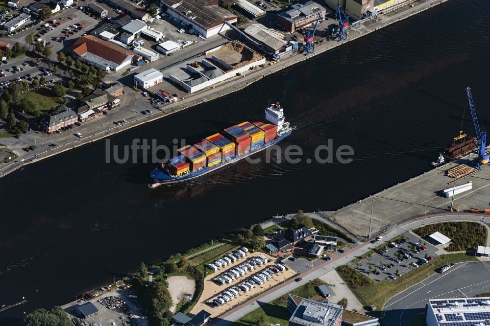 Rendsburg von oben - Fahrendes Containerschiff auf dem Nord-Ostsee-Kanal in Rendsburg im Bundesland Schleswig-Holstein, Deutschland