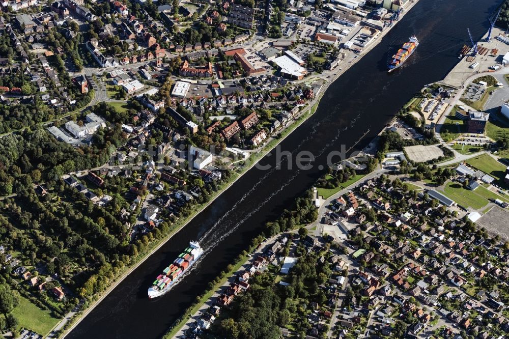 Luftaufnahme Rendsburg - Fahrendes Containerschiff auf dem Nord-Ostsee-Kanal in Rendsburg im Bundesland Schleswig-Holstein, Deutschland