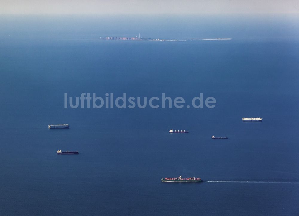 Luftbild Nordreede - Fahrendes Containerschiff passiert die Nordreede im Bundesland Niedersachsen, Deutschland