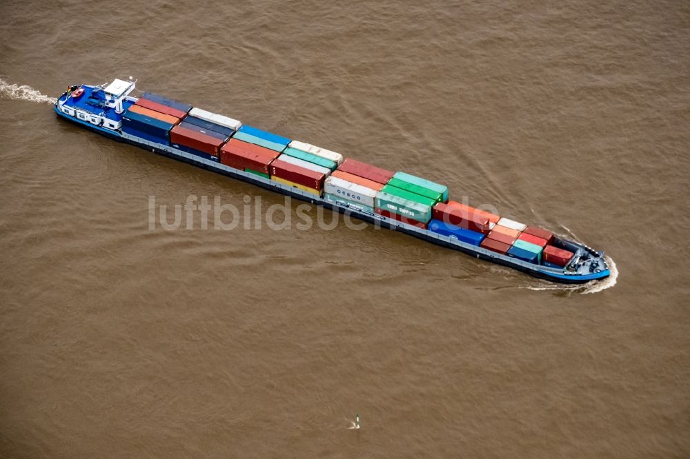 Wesel von oben - Fahrendes Containerschiff auf dem Rhein in Wesel im Bundesland Nordrhein-Westfalen, Deutschland