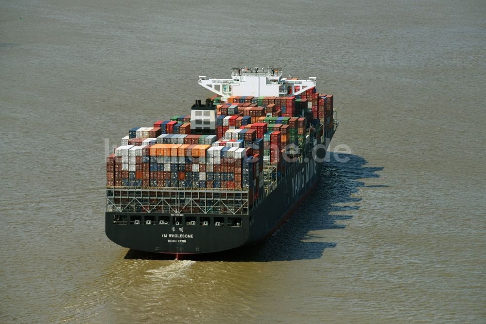 Bützfleth von oben - Fahrendes Containerschiff YANG MING auf der Elbe in Bützfleth im Bundesland Niedersachsen, Deutschland