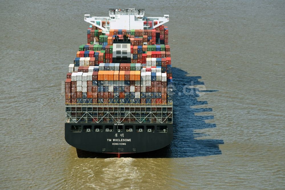 Bützfleth aus der Vogelperspektive: Fahrendes Containerschiff YANG MING auf der Elbe in Bützfleth im Bundesland Niedersachsen, Deutschland
