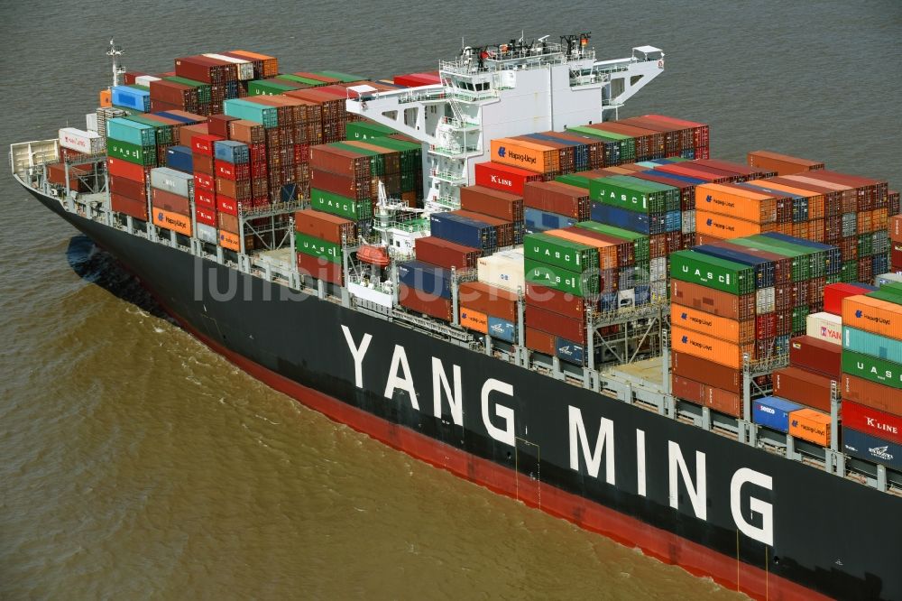 Bützfleth aus der Vogelperspektive: Fahrendes Containerschiff YANG MING auf der Elbe in Bützfleth im Bundesland Niedersachsen, Deutschland