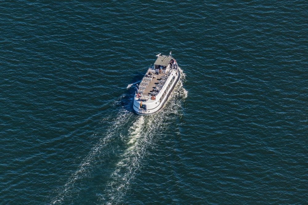 Mönchgut aus der Vogelperspektive: Fahrgastschiff MS Astor auf dem Achterwasser in Peenemünde im Bundesland Mecklenburg-Vorpommern, Deutschland