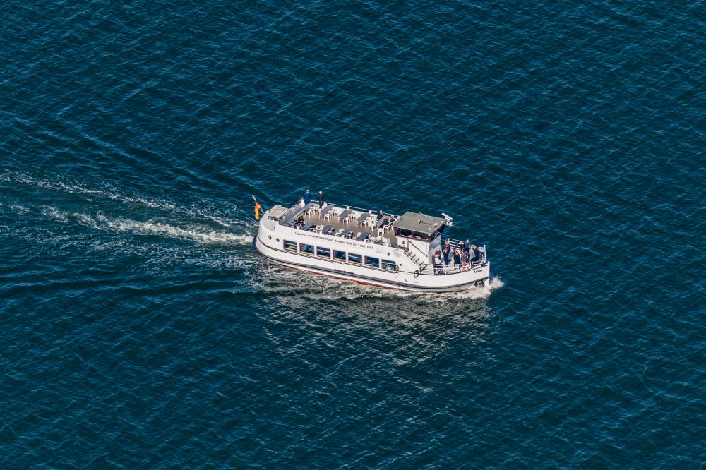 Luftbild Mönchgut - Fahrgastschiff MS Astor auf dem Achterwasser in Peenemünde im Bundesland Mecklenburg-Vorpommern, Deutschland