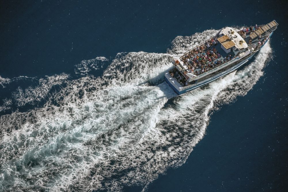 Luftaufnahme Roses - Fahrgastschiff - Fähre im Küstengewässer des Mittelmeeres vor Roses in Spanien