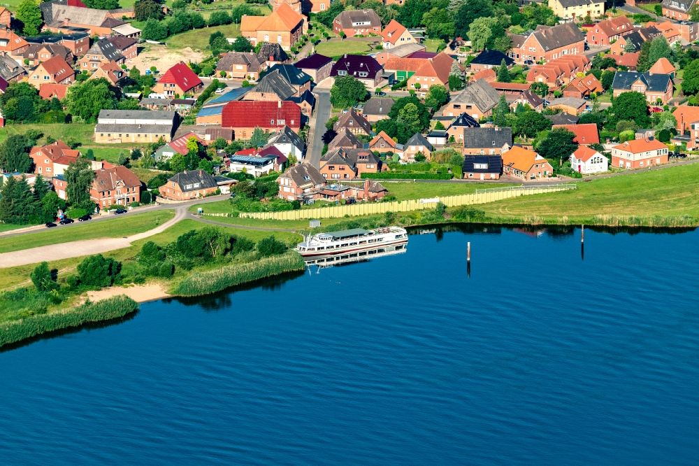 Artlenburg aus der Vogelperspektive: Fahrgastschiff Lüneburger Heide am Stadthafen der Elbe in Artlenburg im Bundesland Niedersachsen, Deutschland