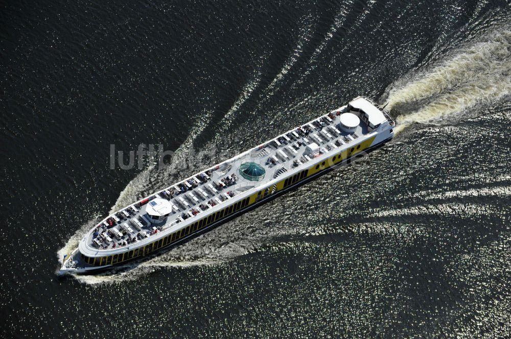 Caputh aus der Vogelperspektive: Fahrgastschiff MS Sansouci auf dem Schwielowsee bei Caputh