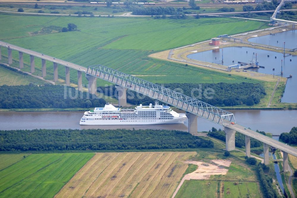 Brunsbüttel aus der Vogelperspektive: Fahrgastschiff Silversea auf dem Nord- Ostseekanal an der Brücke zur Bundesstraße B5 in Brunsbüttel