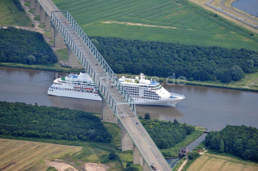 Brunsbüttel von oben - Fahrgastschiff Silversea auf dem Nord- Ostseekanal an der Brücke zur Bundesstraße B5 in Brunsbüttel