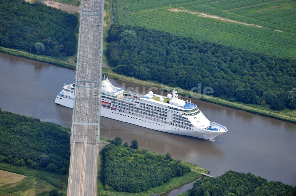 Brunsbüttel aus der Vogelperspektive: Fahrgastschiff Silversea auf dem Nord- Ostseekanal an der Brücke zur Bundesstraße B5 in Brunsbüttel