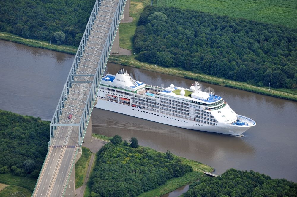Luftbild Brunsbüttel - Fahrgastschiff Silversea auf dem Nord- Ostseekanal an der Brücke zur Bundesstraße B5 in Brunsbüttel