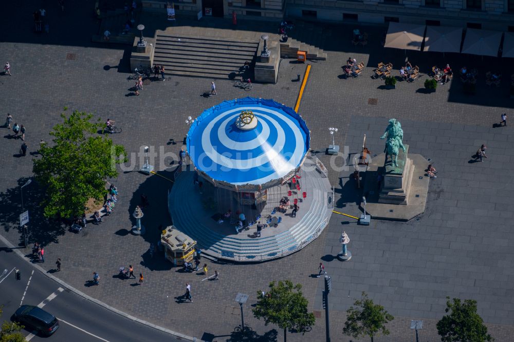 Luftaufnahme Braunschweig - Fahrgeschäft am Denkmal Herzog Karl Wilhelm Ferdinand in Braunschweig im Bundesland Niedersachsen, Deutschland