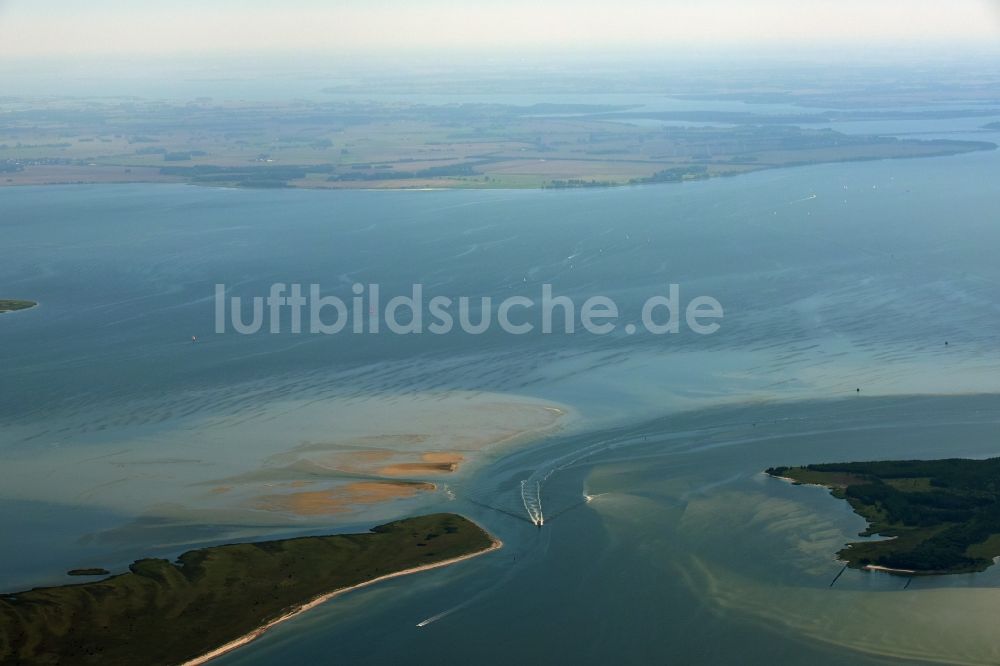 Insel Hiddensee von oben - Fahrrinne zwischen der Insel Hiddensee und Bock im Bundesland Mecklenburg-Vorpommern