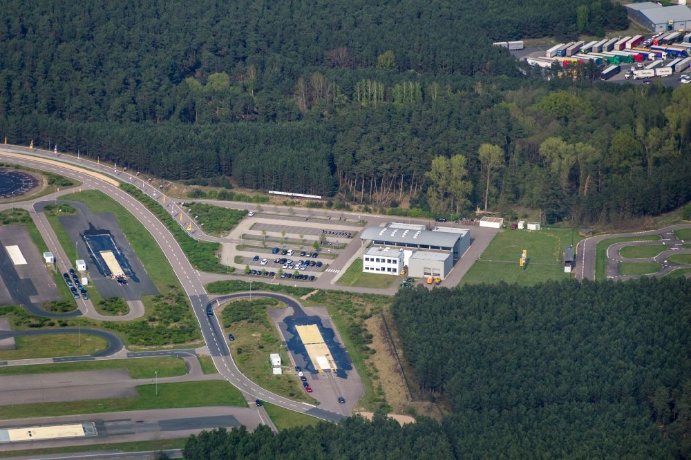 Luftbild Linthe - Fahrsicherheitstraining zur Erhöhung der Verkehrssicherheit mit Kraftfahrzeugen im Fahrsicherheitszentrum Linthe im Bundesland Brandenburg