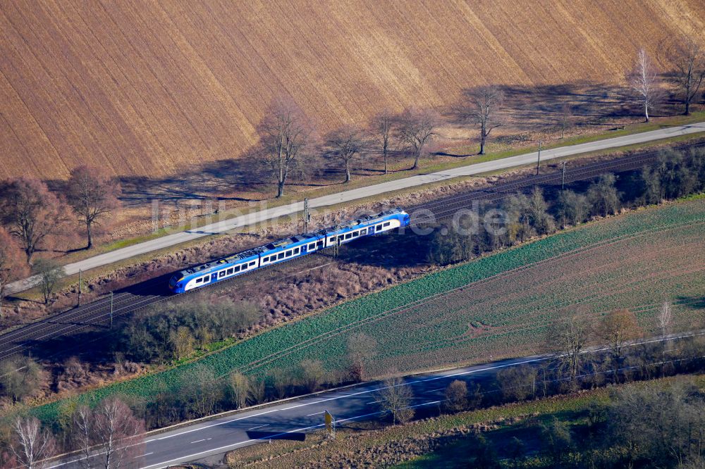 Eschwege aus der Vogelperspektive: Fahrt eines Cantus Zuges auf der Gleis- Strecke in Eschwege im Bundesland Hessen, Deutschland