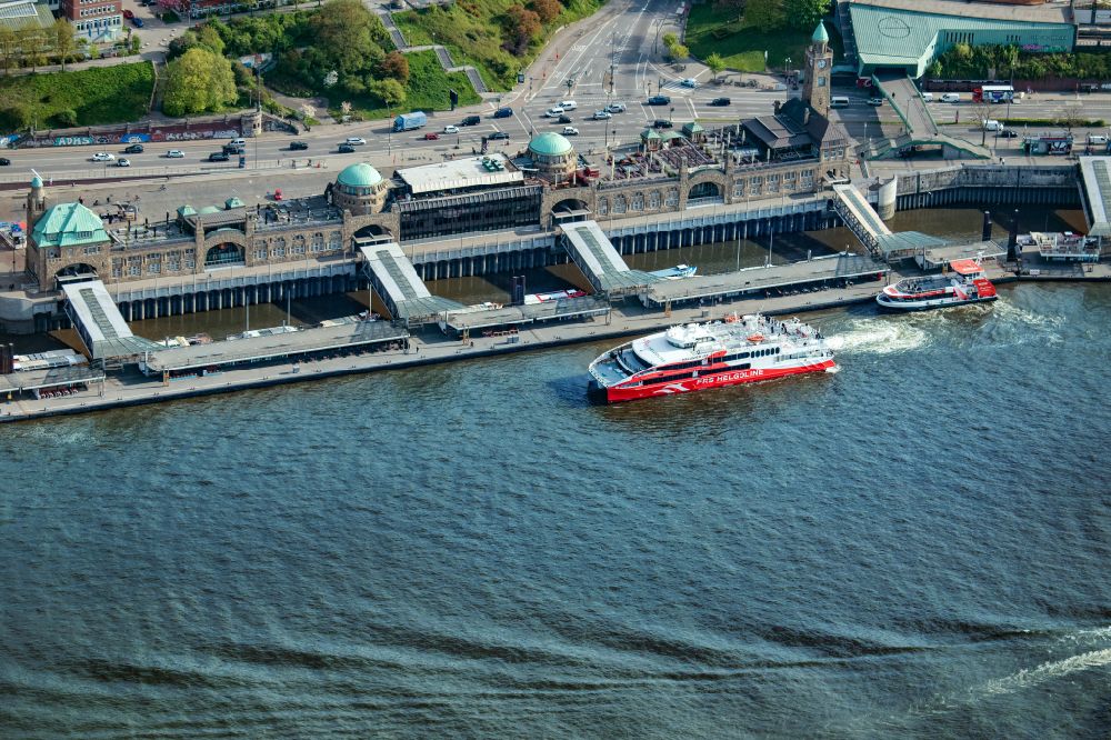 Luftbild Hamburg - Fahrt eines Fähr- Schiffes Katamaran Halunder Jet der FRS Reederei in Hamburg im Bundesland Niedersachsen, Deutschland
