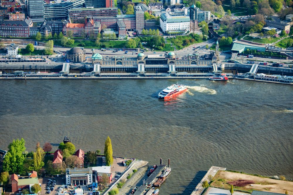 Luftaufnahme Hamburg - Fahrt eines Fähr- Schiffes Katamaran Halunder Jet der FRS Reederei in Hamburg im Bundesland Niedersachsen, Deutschland