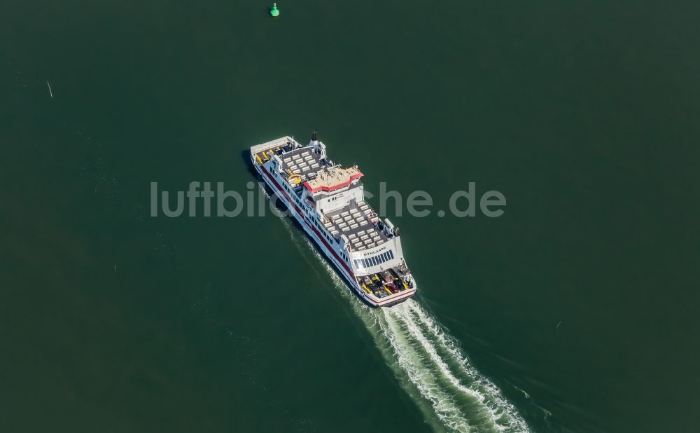 Dagebüll von oben - Fahrt eines Fähr- Schiffes nach Dagebüll in Dagebüll im Bundesland Schleswig-Holstein, Deutschland