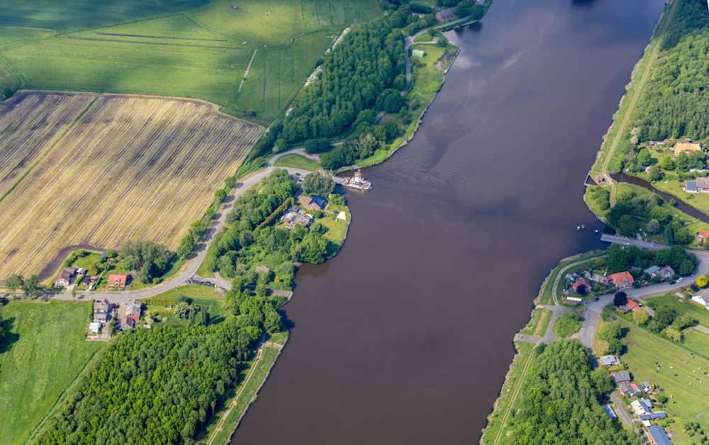 Luftaufnahme Kudensee - Fahrt eines Fähr- Schiffes im Nord-Ostsee-Kanal in Kudensee im Bundesland Schleswig-Holstein, Deutschland