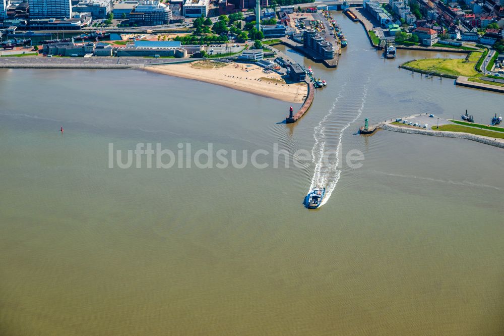 Luftaufnahme Bremerhaven - Fahrt eines Fähr- Schiffes über die Weser in Bremerhaven im Bundesland Bremen, Deutschland