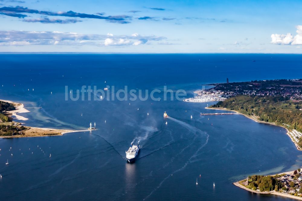 Luftaufnahme Kiel - Fahrt des Fähr- Schiffes AURA SEAWAYS in die Kieler Förde in Kiel im Bundesland Schleswig-Holstein, Deutschland