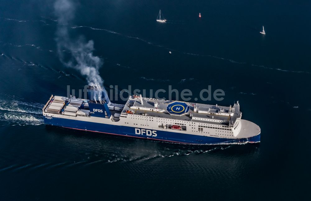 Luftbild Kiel - Fahrt des Fähr- Schiffes AURA SEAWAYS in die Kieler Förde in Kiel im Bundesland Schleswig-Holstein, Deutschland
