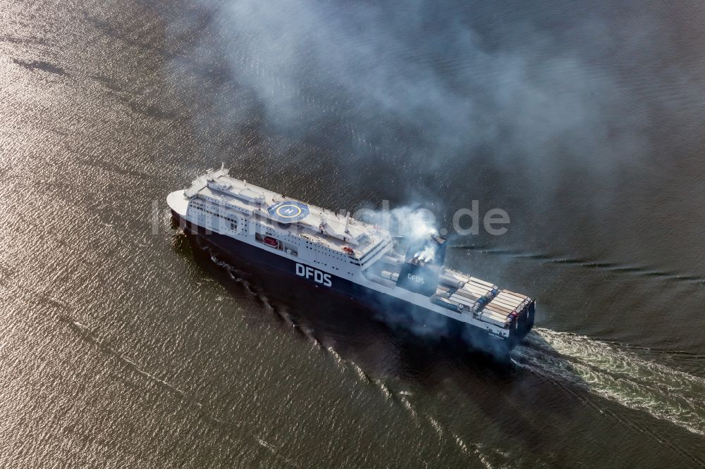 Luftbild Heikendorf - Fahrt des Fähr- Schiffes AURA SEAWAYS auf der Kieler Förde in Kiel im Bundesland Schleswig-Holstein, Deutschland