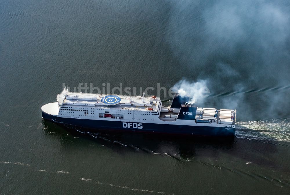 Luftaufnahme Heikendorf - Fahrt des Fähr- Schiffes AURA SEAWAYS auf der Kieler Förde in Kiel im Bundesland Schleswig-Holstein, Deutschland