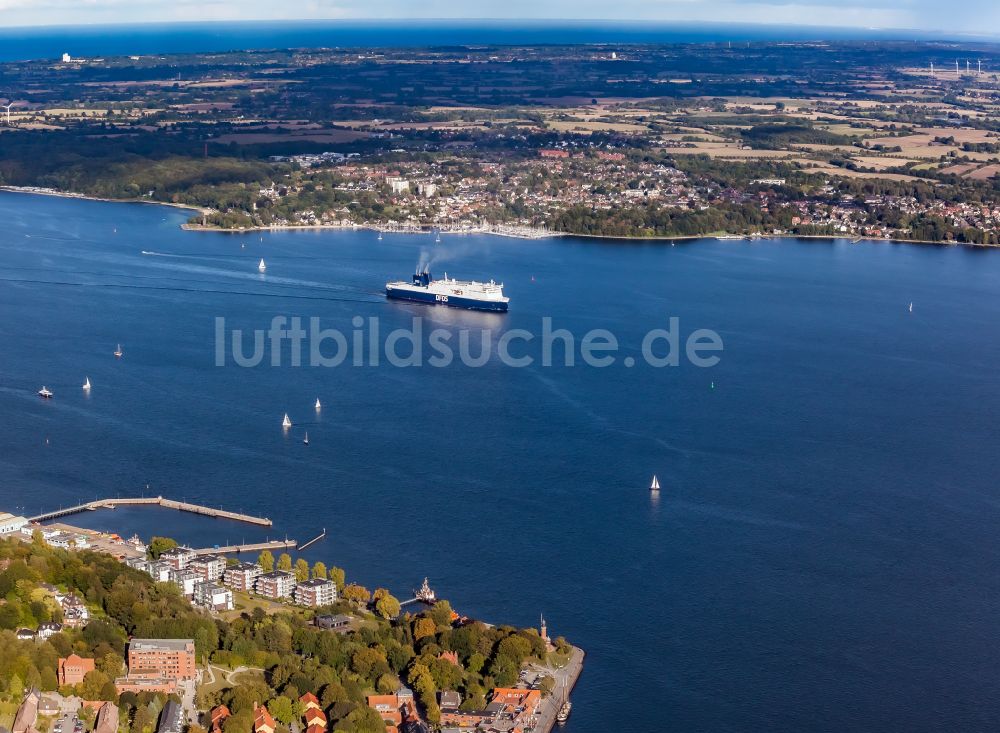 Luftbild Heikendorf - Fahrt des Fähr- Schiffes AURA SEAWAYS in die Kieler Förde in Kiel im Bundesland Schleswig-Holstein, Deutschland