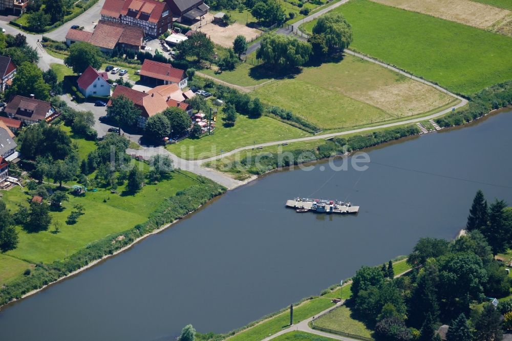 Hann. Münden aus der Vogelperspektive: Fahrt eines Fähr- Schiffes über den Fluss Weser in Hann. Münden im Bundesland Niedersachsen