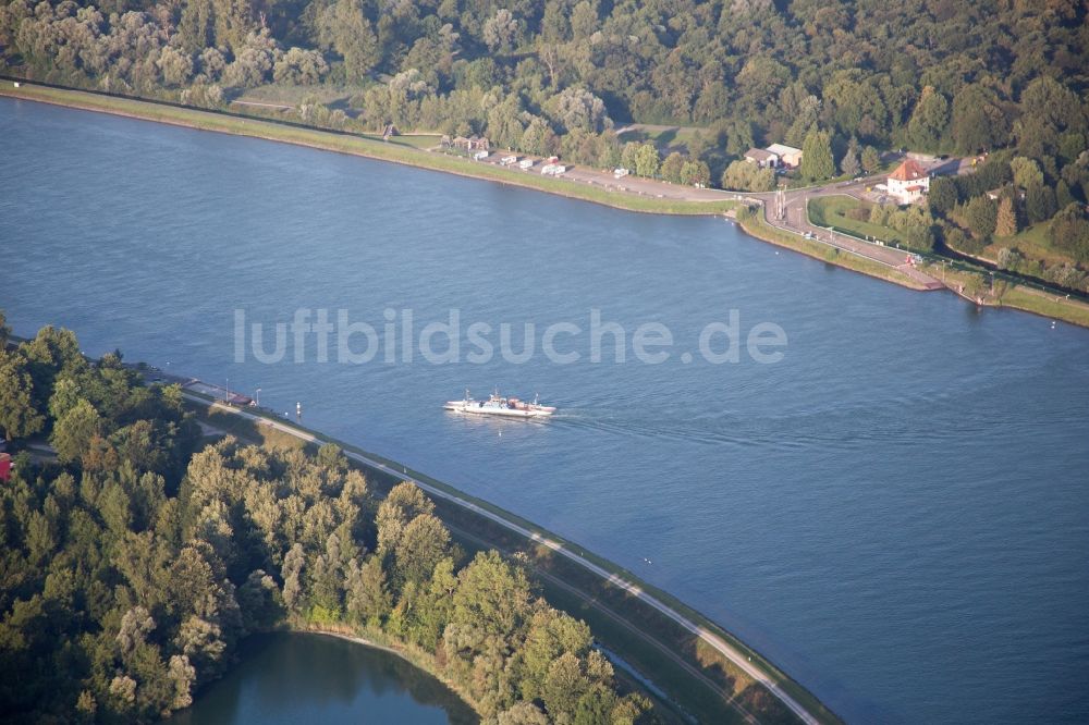 Drusenheim von oben - Fahrt eines Fähr- Schiffes über den Rhein von Greffern nach Drusenheim in Grand Est, Frankreich