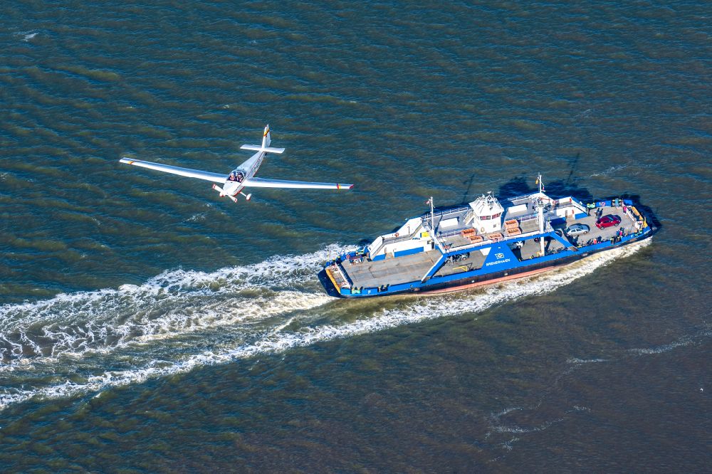 Bremerhaven von oben - Fahrt eines Fähr- Schiffes über die Weser und Geest- Mündung mit einem überflug eines C 25 Falken in Bremerhaven im Bundesland Bremen, Deutschland
