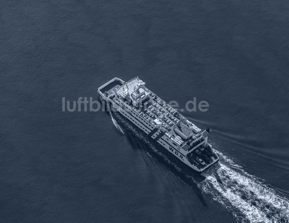 Dagebüll von oben - Fahrt eines Fähr- Schiffes von Dagebüll zur Insel Föhr in Dagebüll im Bundesland Schleswig-Holstein, Deutschland