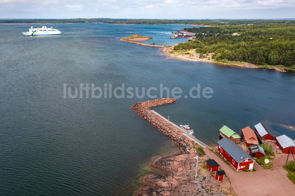 Luftbild Berghamn - Fahrt eines Fähr- Schiffes Eckerö in Berghamn in Alands landsbygd, Aland