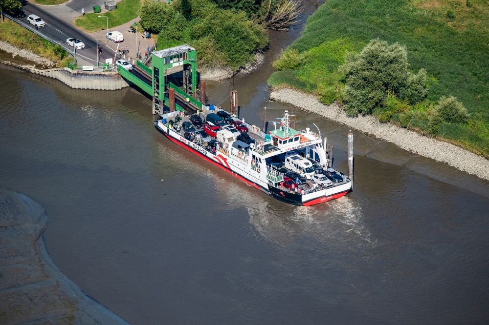 Luftbild Drochtersen - Fahrt eines Fähr- Schiffes der Elbfähre Glückstadt Wischhafen in Wischhafen im Bundesland Niedersachsen, Deutschland