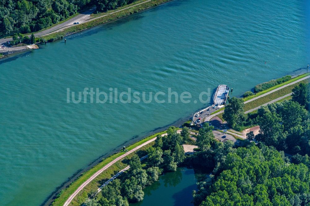 Luftbild Rheinau - Fahrt eines Fähr- Schiffes der Fähre Kappel in Rheinau im Bundesland Baden-Württemberg, Deutschland