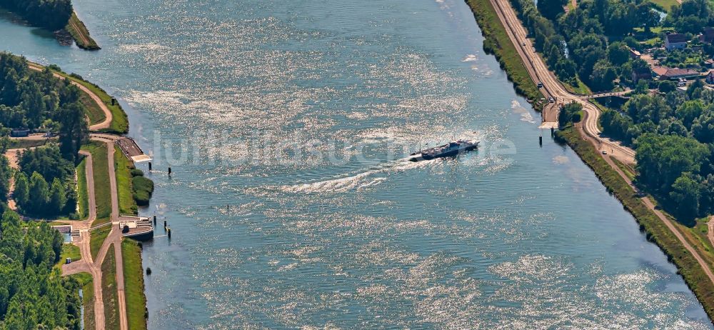 Luftaufnahme Rheinau - Fahrt eines Fähr- Schiffes der Fähre Kappel in Rheinau im Bundesland Baden-Württemberg, Deutschland-Frankreich