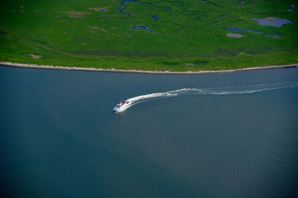 Luftbild Hamburg - Fahrt des Fähr- Schiffes MS Flipper der Reederei Cassen Eils auf der Insel Neuwerk