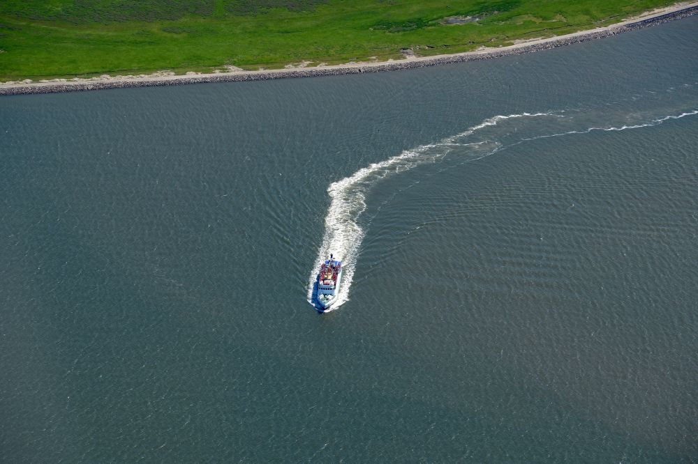 Luftaufnahme Hamburg - Fahrt des Fähr- Schiffes MS Flipper der Reederei Cassen Eils auf der Insel Neuwerk
