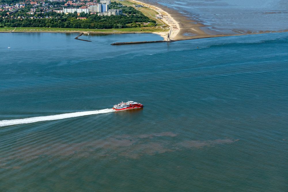 Luftaufnahme Cuxhaven - Fahrt des Fähr- Schiffes FRS Halunderjet über die Nordsee in Cuxhaven im Bundesland Niedersachsen