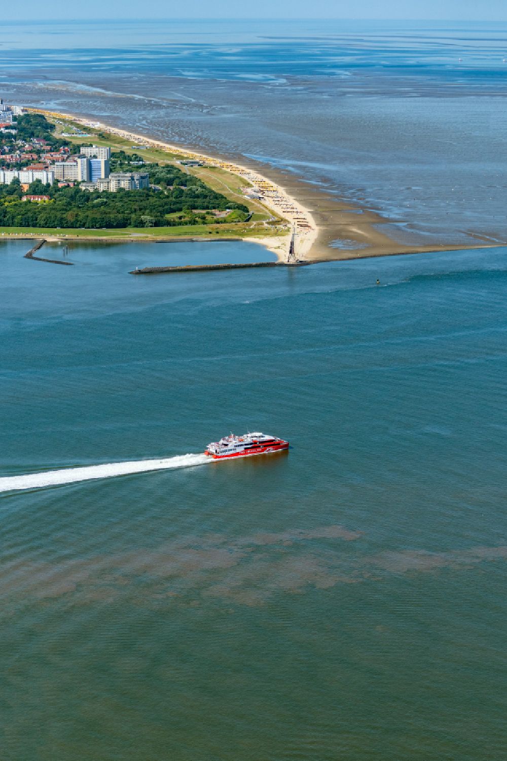 Cuxhaven von oben - Fahrt des Fähr- Schiffes FRS Halunderjet über die Nordsee in Cuxhaven im Bundesland Niedersachsen