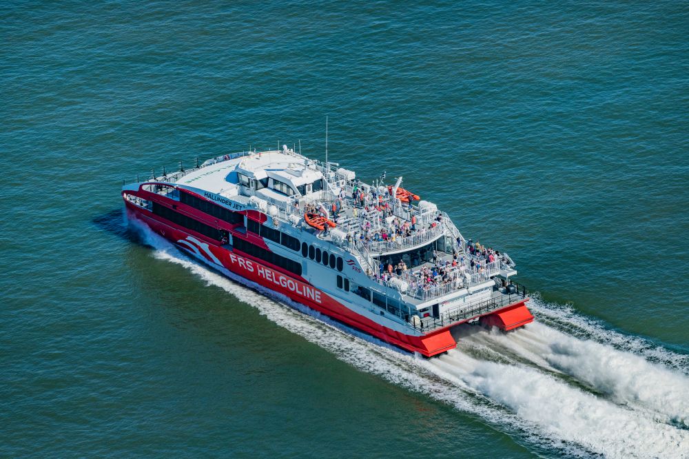 Luftbild Cuxhaven - Fahrt des Fähr- Schiffes FRS Halunderjet über die Nordsee in Cuxhaven im Bundesland Niedersachsen