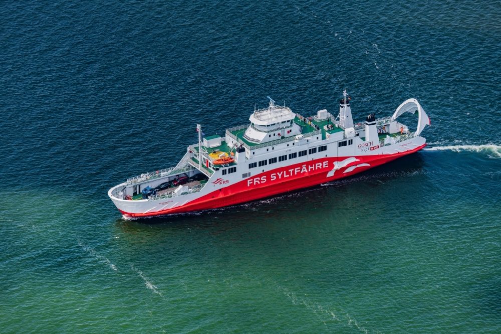 Luftbild List - Fahrt eines Fähr- Schiffes der FRS Syltfähre Limassol in List auf Sylt im Bundesland Schleswig-Holstein, Deutschland