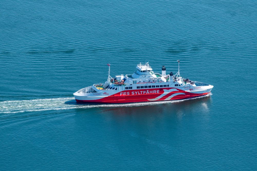 Luftbild List - Fahrt eines Fähr- Schiffes der FRS Syltfähre Limassol in List auf Sylt im Bundesland Schleswig-Holstein, Deutschland