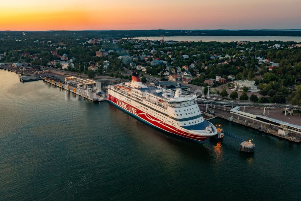 Luftaufnahme Mariehamn - Fahrt eines Fähr- Schiffes Gabriella in Mariehamn in Mariehamns stad, Aland